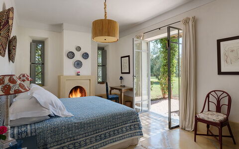 Villa Mauri: Möbel, Interior Design, Schlafzimmer, Wand, Bett, Fussboden, Flooring, Zuhause, Decke, Holz