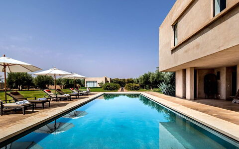 Villa Noria: Schwimmbad, Resort, Reflecting Pool, Estate, Water Feature, Reflexion, Villa, Landscaping, Thermae