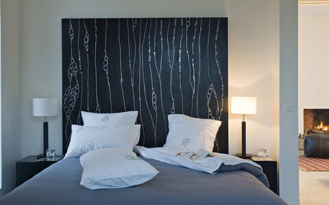 Villa Noria: Möbel, Schlafzimmer, Bett, Interior Design, Bedding, Bettdecke, Holz, Linens, Textil, Beleuchtung