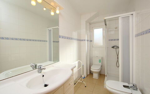 Giner: Badezimmer, Eigentum, Zimmer, Zapfhahn, Interior Design, Armatur, Grundeigentum, Die Architektur, Gebäude, Fliese
