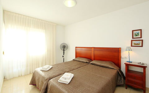 Giner: Schlafzimmer, Zimmer, Bett, Möbel, Bettdecke, Eigentum, Bedding, Bettrahmen, Interior Design, Fussboden