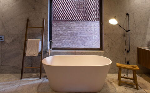 Villa Palmeraie: Wand, Flooring, Fussboden, Verbundwerkstoff, Armatur, Badewanne, Installation, Fliese, Light Fixture, Badezimmer