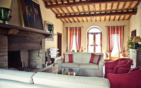 Villa Selvamica: Möbel, Interior Design, Flooring, Holz, Couch, Fussboden, Wohnzimmer, Zimmer, Zuhause, Decke