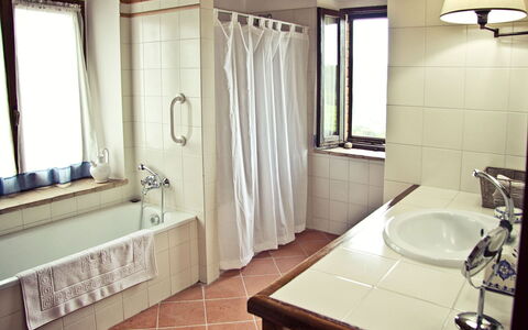 Villa Selvamica: Badezimmer, Flooring, Fussboden, Armatur, Interior Design, Bad Sink, Möbel, Zimmer, Installation, Beleuchtung