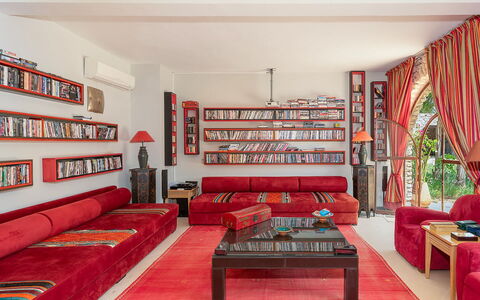 Le Jardin Mogador: Möbel, Interior Design, Rot, Couch, Flooring, Fussboden, Wohnzimmer, Zuhause, Wohnung, Zimmer