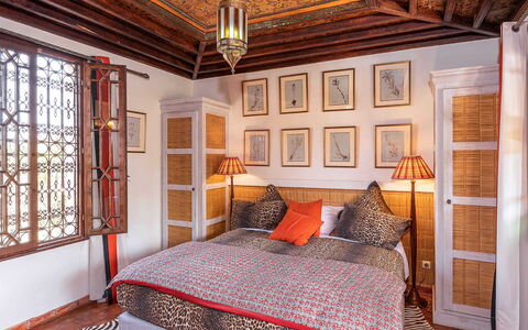 Le Jardin Mogador: Schlafzimmer, Interior Design, Bett, Holz, Fussboden, Flooring, Decke, Möbel, Bedding, Beleuchtung