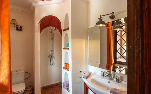 Le Jardin Mogador: Wand, Interior Design, Flooring, Bad Sink, Armatur, Fussboden, Decke, Zimmer, Badezimmer, Zapfhahn