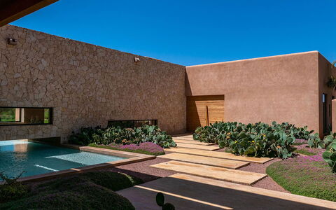 Villa Amrabat: Wand, Die Architektur, Garten, Strauch, Verbundwerkstoff, Landscaping, Beton, Estate, Schatten, Hof