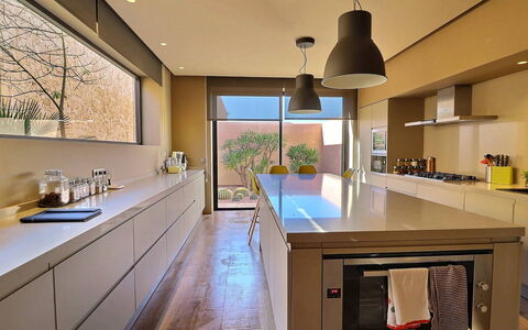 Villa Amrabat: Küche, Interior Design, Countertop, Flooring, Küchengerät, Cabinetry, Decke, Fussboden, Beleuchtung, Light Fixture