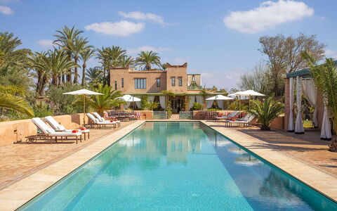 Villa Jamila: Schwimmbad, Resort, Gartenmöbel, Estate, Sonnenliege, Thermae, Hazienda, Eco Hotel, Regenschirm