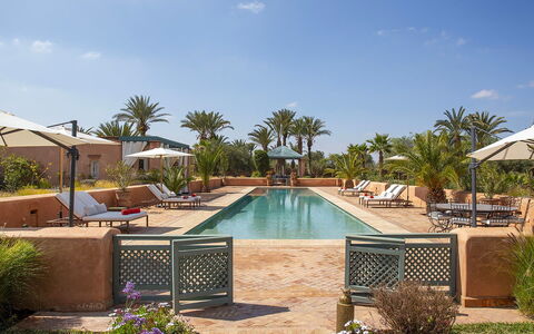 Villa Jamila: Schwimmbad, Resort, Gartenmöbel, Hazienda, Estate, Regenschirm, Schatten, Landscaping, Villa