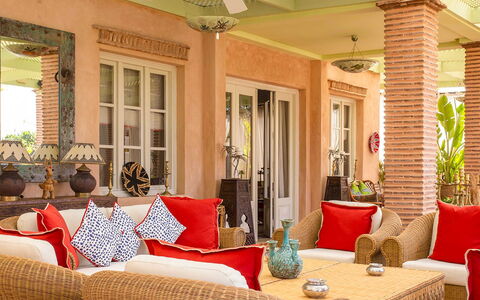 Villa Jamila: Möbel, Interior Design, Stuhl, Tabelle, Decke, Flooring, Fussboden, Couch, Wohnzimmer, Kaffetisch