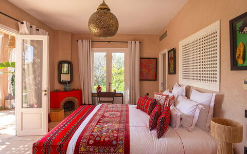 Villa Jamila: Möbel, Interior Design, Schlafzimmer, Bett, Textil, Bedding, Linens, Bettdecke, Beleuchtung, Fussboden