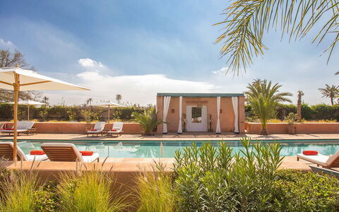 Villa Jamila: Schwimmbad, Resort, Gartenmöbel, Landscaping, Sonnenliege, Regenschirm, Schatten, Stuhl, Blumentopf, Eco Hotel