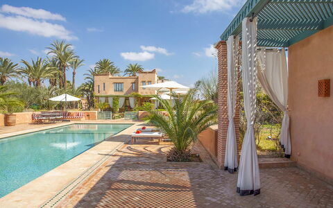 Villa Jamila: Schwimmbad, Resort, Gartenmöbel, Hazienda, Estate, Regenschirm, Villa, Landscaping, Hotel