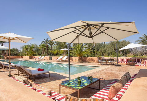 Villa Jamila: Gartenmöbel, Resort, Sonnenliege, Regenschirm, Schatten, Design, Schwimmbad, Hotel