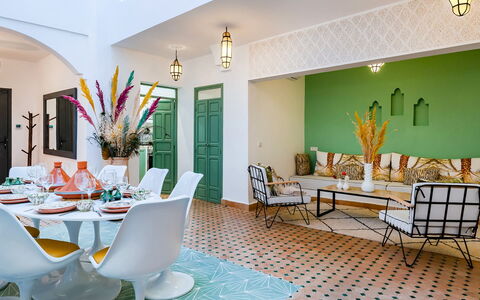 Riad Ali: Möbel, Interior Design, Flooring, Stuhl, Tabelle, Fussboden, Küche & Esszimmer Tisch, Decke, Zimmer, Esszimmer