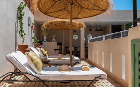 Riad Ali: Möbel, Flooring, Interior Design, Fussboden, Stuhl, Holz, Tabelle, Gartenmöbel, Blumentopf, Wicker