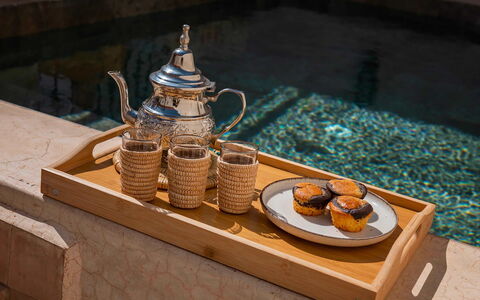 Riad Ali: Geschirr, Servierware, Dishware, Essen, Teekanne, Porzellan, Teller
