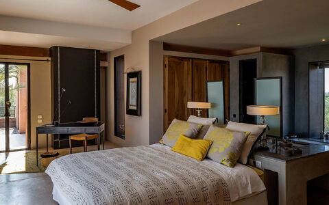 Dar Moon: Möbel, Bett, Interior Design, Schlafzimmer, Bedding, Bettdecke, Wand, Holz, Decke, Fussboden