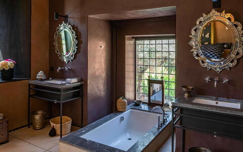 Dar Moon: Interior Design, Armatur, Wand, Flooring, Bad Sink, Zapfhahn, Sinken, Fussboden, Möbel, Badezimmer