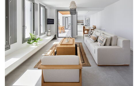 Villa Kenan: Möbel, Interior Design, Couch, Flooring, Fussboden, Holz, Wohnzimmer, Tabelle, Holzboden, Zuhause
