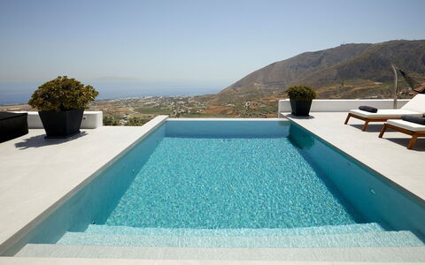 Villa Kenan: Blau, Schwimmbad, Wasser, Verbundwerkstoff, Resort, Freizeit, Fliese, Eco Hotel, Water Feature, Natürliches Material