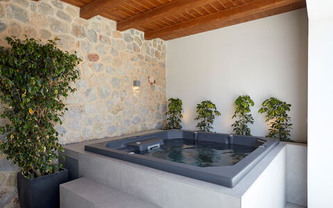 Villa Kenan: Armatur, Badewanne, Jacuzzi, Schwimmbad, Blumentopf, Zimmerpflanze, Design, Water Feature, Resort