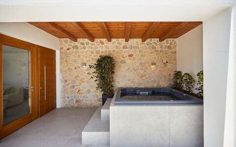 Villa Kenan: Holz, Armatur, Flooring, Interior Design, Fussboden, Badewanne, Badezimmer, Installation, Zapfhahn, Zimmerpflanze