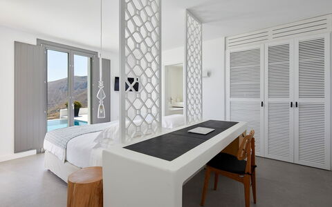 Villa Kenan: Möbel, Interior Design, Schlafzimmer, Flooring, Holz, Fussboden, Bett, Decke, Textil, Beleuchtung
