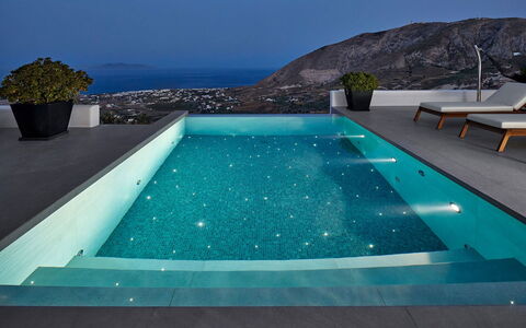 Villa Kenan: Blau, Schwimmbad, Flooring, Fussboden, Verbundwerkstoff, Resort, Fliese, Freizeit, Water Feature, Hotel