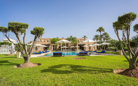 Le Palais du Roi: Gartenmöbel, Resort, Schwimmbad, Schatten, Freizeit, Regenschirm, Eco Hotel, Hotel, Villa