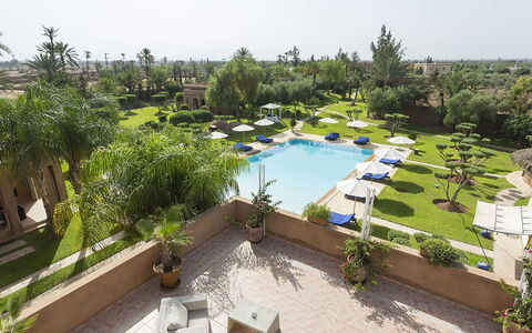 Le Palais du Roi: Schwimmbad, Regenschirm, Resort, Gartenmöbel, Sonnenliege, Eco Hotel, Hazienda, Landscaping, Thermae, Estate