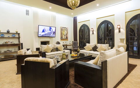 Le Palais du Roi: Möbel, Interior Design, Flooring, Couch, Fussboden, Decke, Zimmer, Beleuchtung, Wohnzimmer, Zuhause