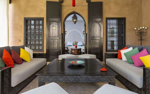 Le Palais du Roi: Interior Design, Möbel, Flooring, Couch, Fussboden, Wohnzimmer, Zuhause, Zimmer, Dekokissen