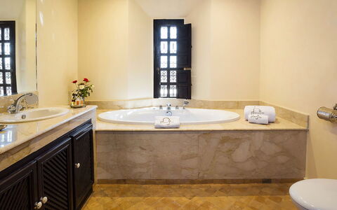 Le Palais du Roi: Badezimmer, Bad Sink, Flooring, Armatur, Interior Design, Wand, Fussboden, Sinken, Zapfhahn, Decke