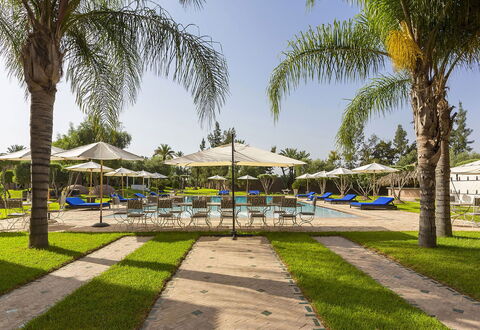 Le Palais du Roi: Blau, Gartenmöbel, Regenschirm, Resort, Schwimmbad, Schatten, Sonnenliege, Freizeit, Eco Hotel