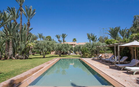 Villa Hasna: Schwimmbad, Resort, Hazienda, Gartenmöbel, Estate, Schatten, Eco Hotel, Landscaping, Sonnenliege