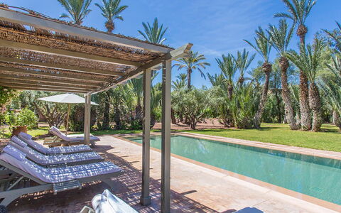 Villa Hasna: Schwimmbad, Resort, Gartenmöbel, Schatten, Eco Hotel, Hazienda, Sonnenliege, Landscaping, Hotel
