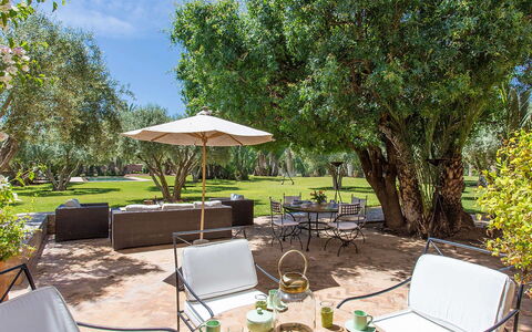 Villa Hasna: Baum, Möbel, Gartenmöbel, Garten, Schatten, Stuhl, Küche & Esszimmer Tisch, Tisch Im Freien, Landscaping, Resort