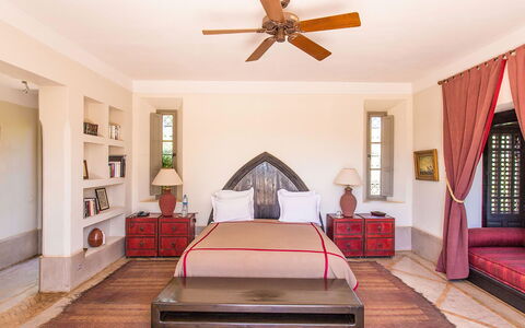 Villa Hasna: Möbel, Interior Design, Flooring, Fussboden, Wand, Schlafzimmer, Bett, Holz, Decke, Zimmer
