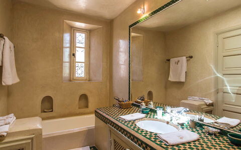 Villa Hasna: Interior Design, Flooring, Armatur, Fussboden, Badezimmer, Installation, Zimmer, Zapfhahn, Fliese, Sinken