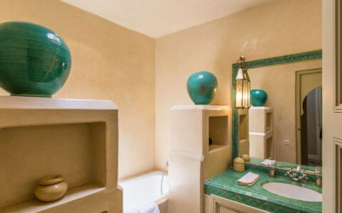Villa Hasna: Interior Design, Flooring, Fussboden, Zimmer, Decke, Badezimmerschrank, Armatur, Zapfhahn, Bad Sink, Installation