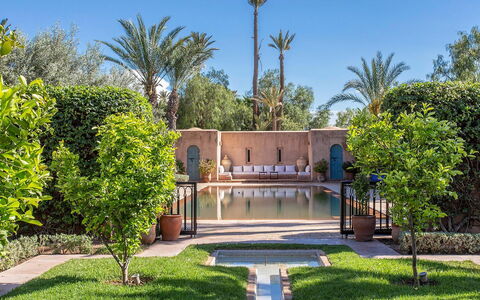 Villa Exotic: Schwimmbad, Resort, Garten, Hazienda, Water Feature, Gartenmöbel, Estate, Landscaping, Schatten, Hof