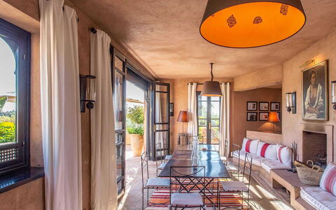 Villa Exotic: Möbel, Zuhause, Stuhl, Gartenmöbel, Villa, Wohnzimmer, Couch, Balkon, Hotel