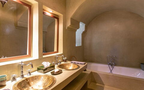 Villa Exotic: Decke, Armatur, Installation, Bad Sink, Zapfhahn, Sinken, Light Fixture, Badezimmer, Fliese, Hotel
