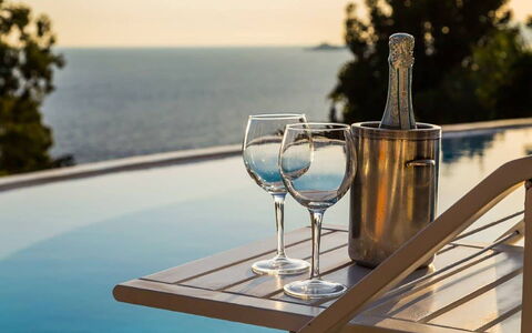 Villa Desideria: Wasser, Möbel, Geschirr, Tabelle, Gartenmöbel, Drinkware, Stuhl, Meer, Barware