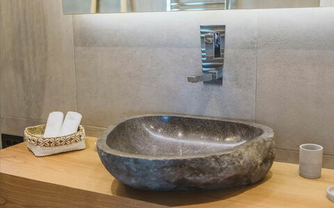 Villa Sonia: Sinken, Armatur, Bad Sink, Flooring, Zapfhahn, Badezimmer, Interior Design, Installation, Countertop, Keramik