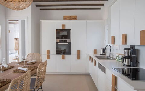 Villa Sonia: Küche, Möbel, Interior Design, Holz, Flooring, Countertop, Cabinetry, Küchengerät, Decke, Light Fixture