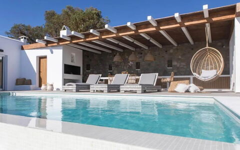 Villa Sonia: Schwimmbad, Zuhause, Gartenmöbel, Resort, Schatten, Estate, Villa, Stuhl, Design, Eco Hotel
